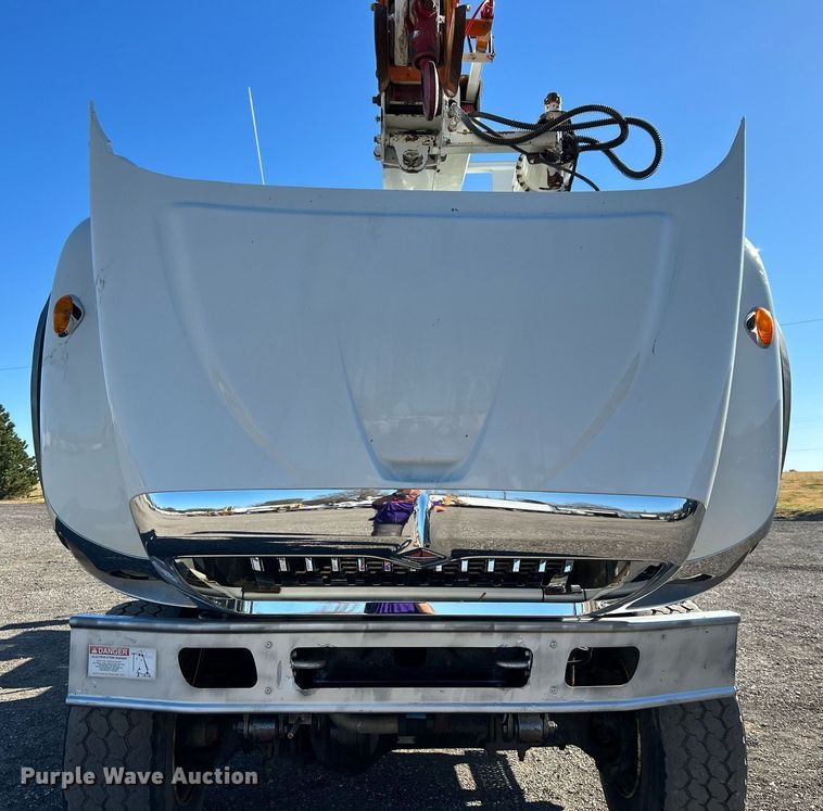 image for item KH9615 2009 International 7400  digger derrick truck