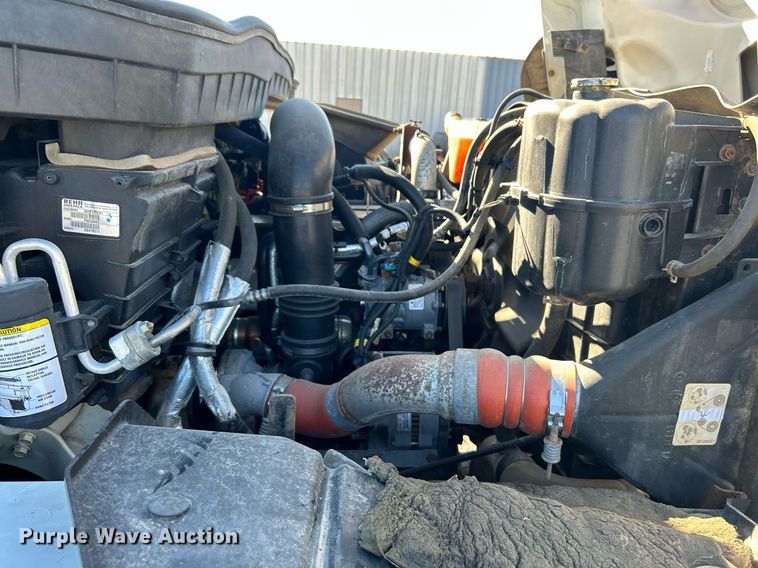 image for item KH9615 2009 International 7400  digger derrick truck