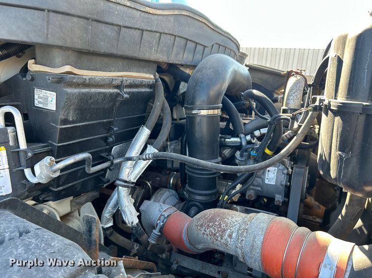 image for item KH9615 2009 International 7400  digger derrick truck