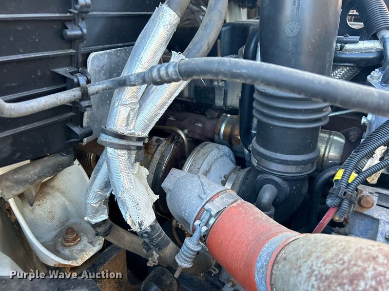 image for item KH9615 2009 International 7400  digger derrick truck