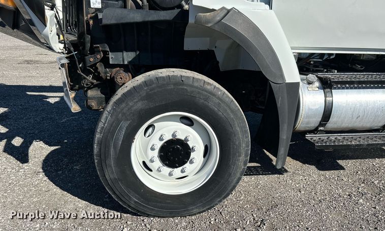 image for item KH9615 2009 International 7400  digger derrick truck