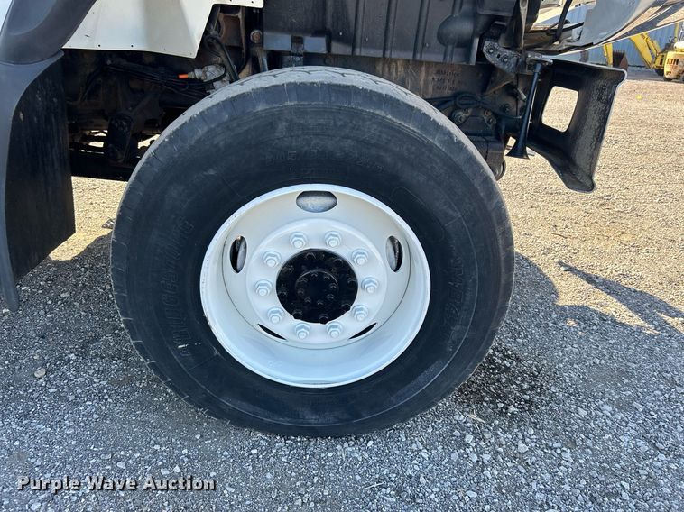 image for item KH9615 2009 International 7400  digger derrick truck