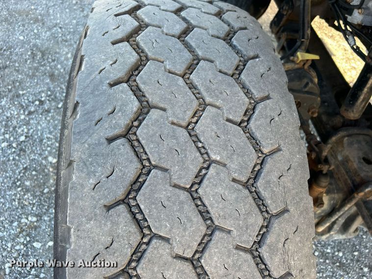 image for item KH9615 2009 International 7400  digger derrick truck