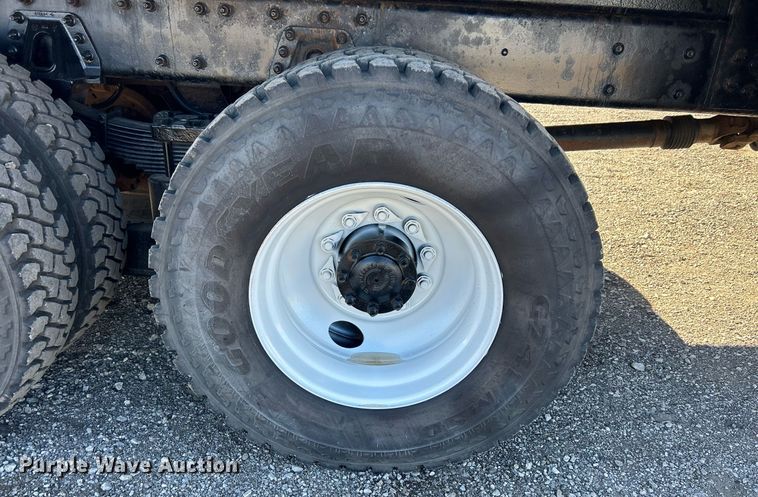 image for item KH9615 2009 International 7400  digger derrick truck