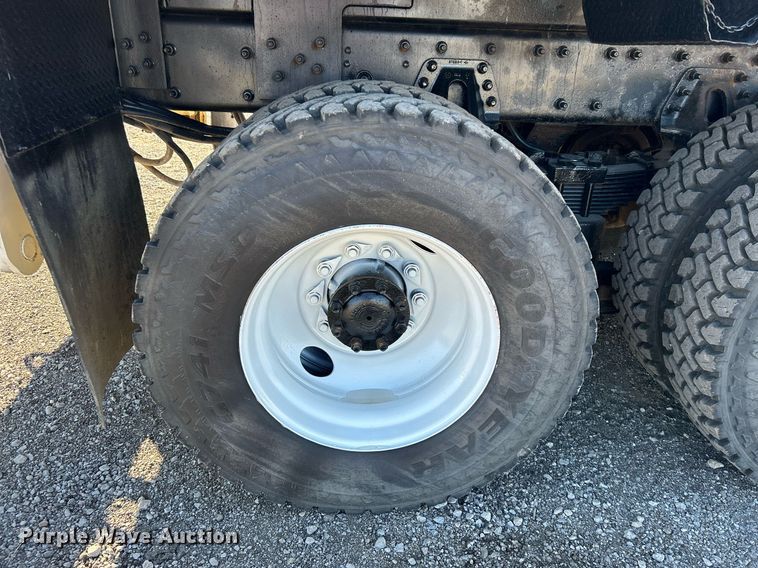 image for item KH9615 2009 International 7400  digger derrick truck