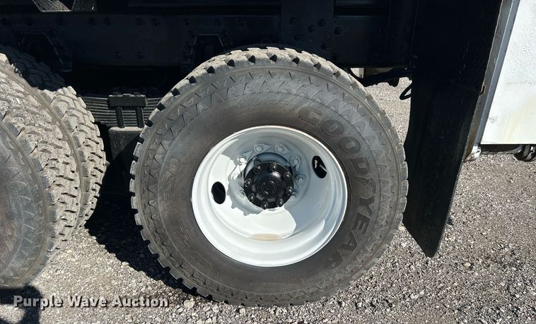 image for item KH9615 2009 International 7400  digger derrick truck