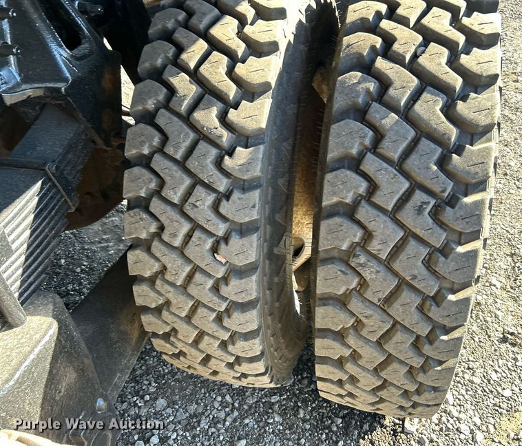 image for item KH9615 2009 International 7400  digger derrick truck