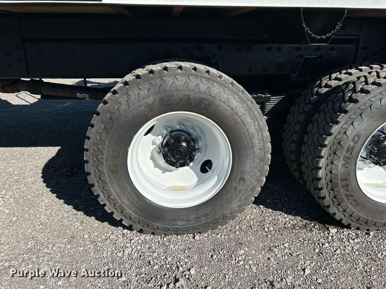 image for item KH9615 2009 International 7400  digger derrick truck