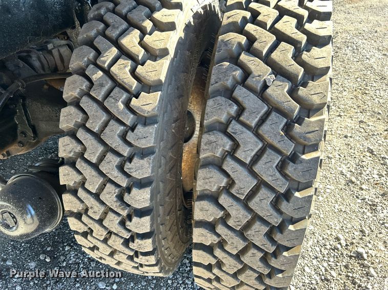 image for item KH9615 2009 International 7400  digger derrick truck