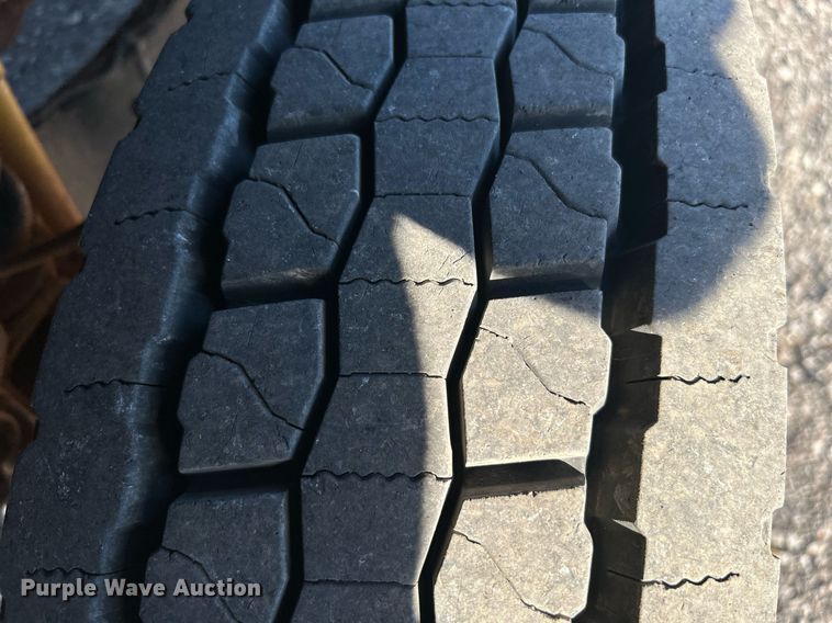 image for item KH9627 2013 Ford F550 Super Duty XL  Crew Cab flatbed truck