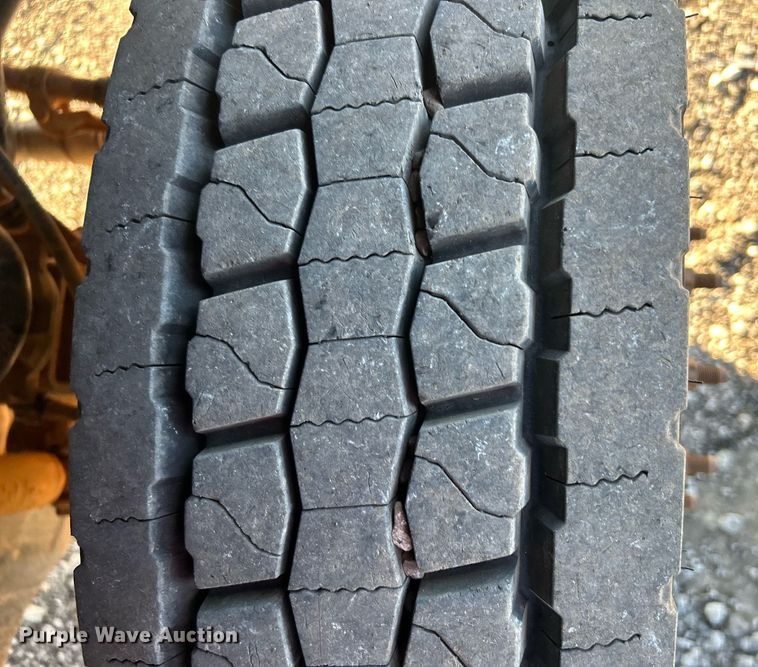 image for item KH9627 2013 Ford F550 Super Duty XL  Crew Cab flatbed truck