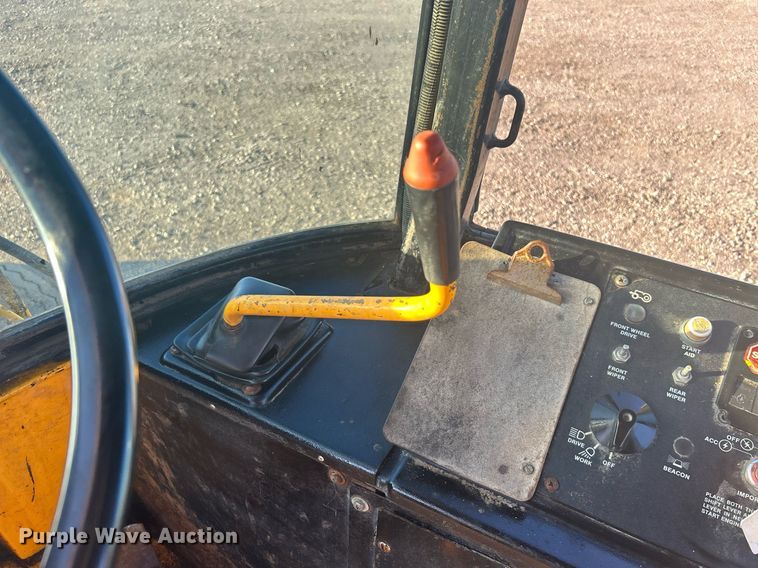 image for item KH9628 1988 John Deere 210C  backhoe