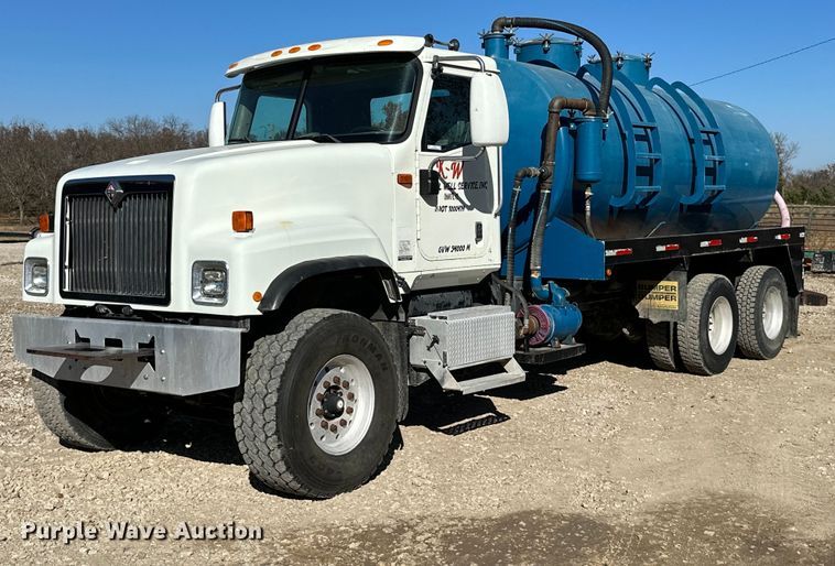 image for item KT9131 2003 International 5500i  vacuum truck