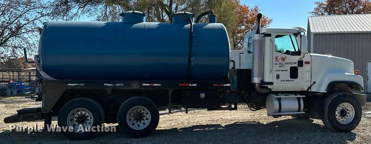 image for item KT9131 2003 International 5500i  vacuum truck