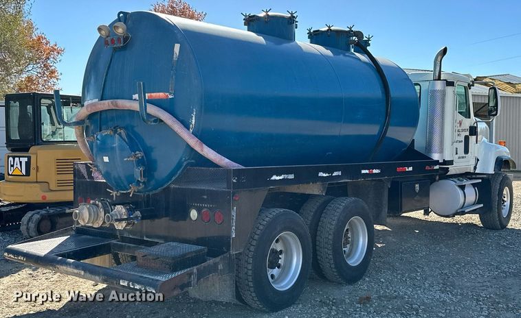 image for item KT9131 2003 International 5500i  vacuum truck