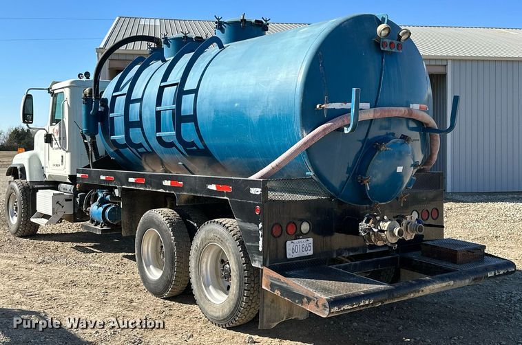 image for item KT9131 2003 International 5500i  vacuum truck