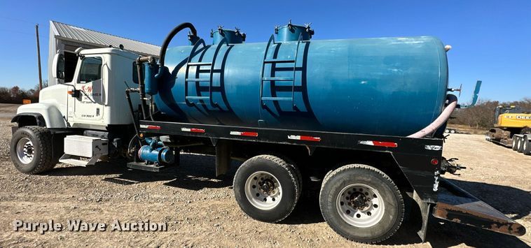 image for item KT9131 2003 International 5500i  vacuum truck