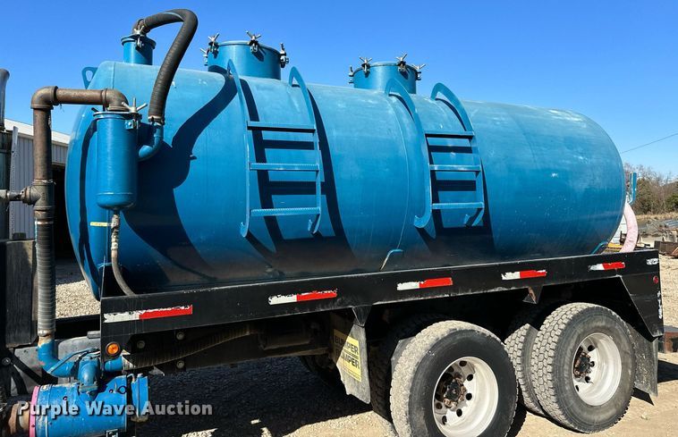 image for item KT9131 2003 International 5500i  vacuum truck