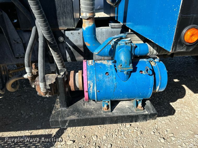 image for item KT9131 2003 International 5500i  vacuum truck