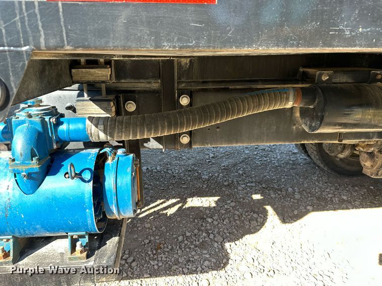 image for item KT9131 2003 International 5500i  vacuum truck