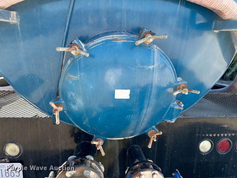 image for item KT9131 2003 International 5500i  vacuum truck