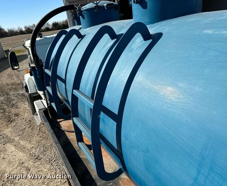 image for item KT9131 2003 International 5500i  vacuum truck