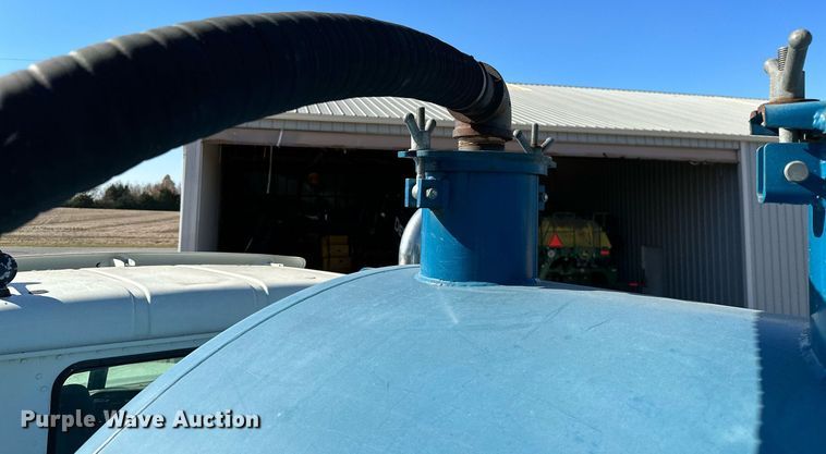 image for item KT9131 2003 International 5500i  vacuum truck