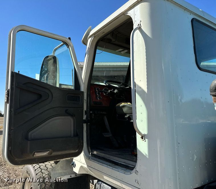 image for item KT9131 2003 International 5500i  vacuum truck