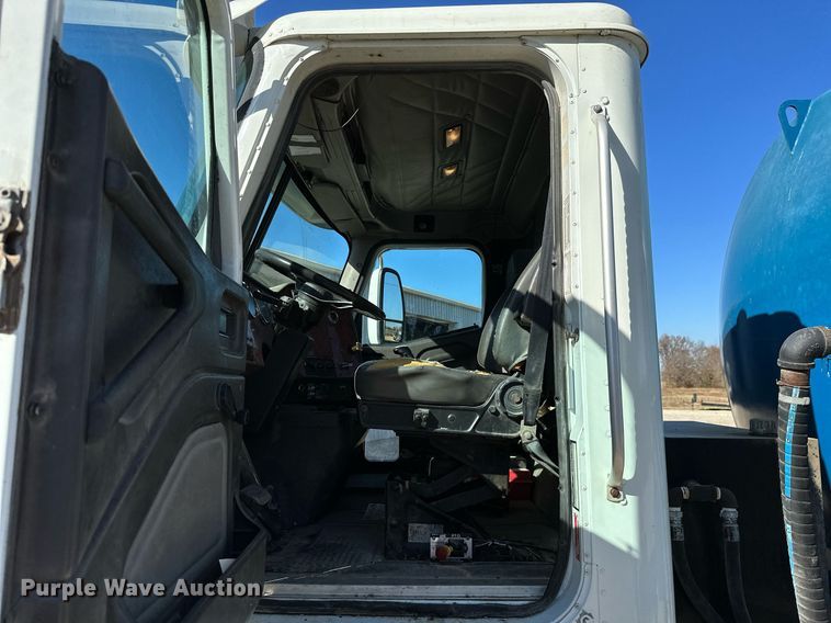 image for item KT9131 2003 International 5500i  vacuum truck