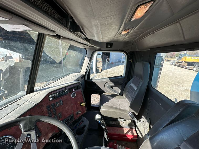 image for item KT9131 2003 International 5500i  vacuum truck