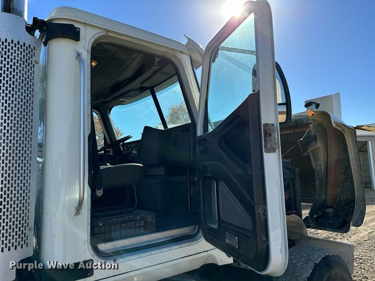 image for item KT9131 2003 International 5500i  vacuum truck