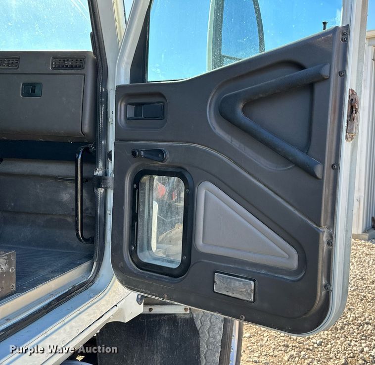 image for item KT9131 2003 International 5500i  vacuum truck