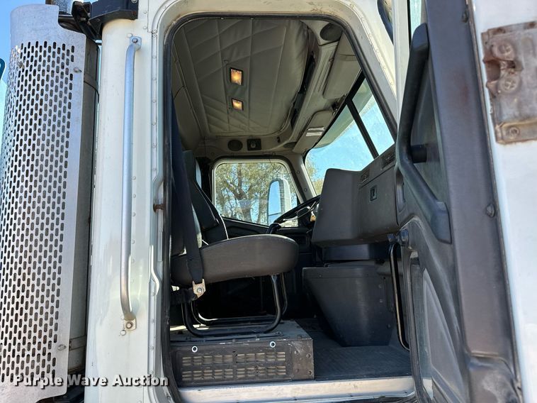 image for item KT9131 2003 International 5500i  vacuum truck