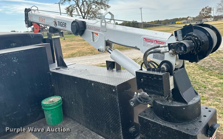 image for item KT9173 2012 Peterbilt 382  Crew Cab utility / service truck