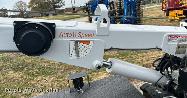 image for item KT9173 2012 Peterbilt 382  Crew Cab utility / service truck