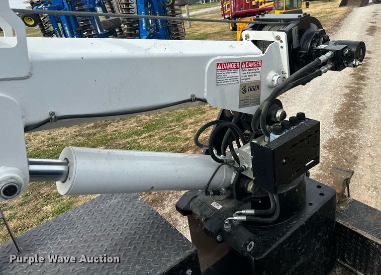 image for item KT9173 2012 Peterbilt 382  Crew Cab utility / service truck