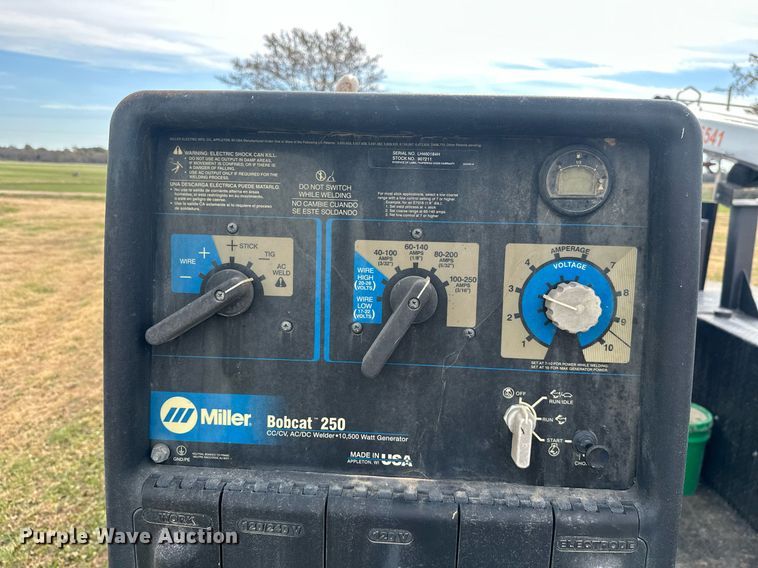 image for item KT9173 2012 Peterbilt 382  Crew Cab utility / service truck