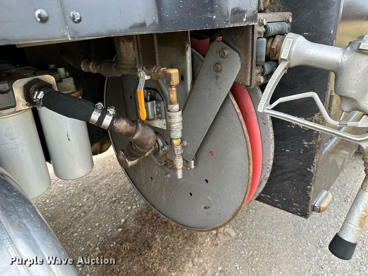 image for item KT9173 2012 Peterbilt 382  Crew Cab utility / service truck