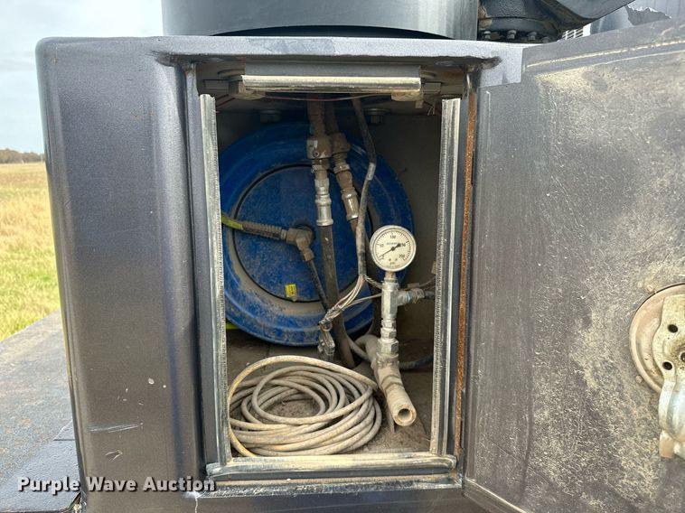 image for item KT9173 2012 Peterbilt 382  Crew Cab utility / service truck