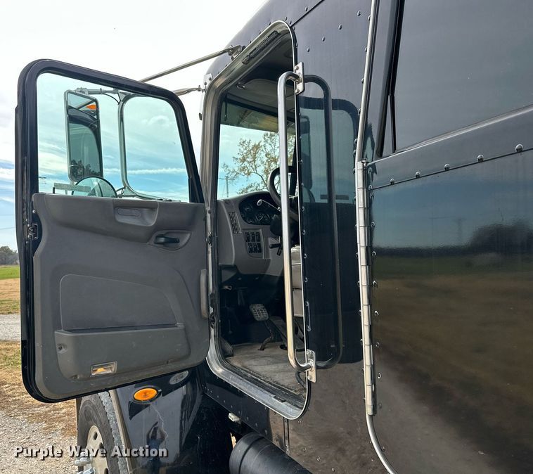 image for item KT9173 2012 Peterbilt 382  Crew Cab utility / service truck