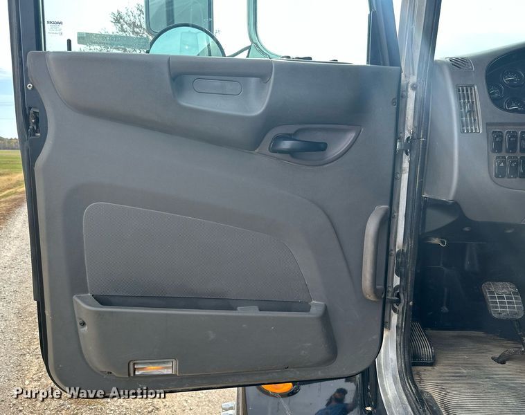 image for item KT9173 2012 Peterbilt 382  Crew Cab utility / service truck