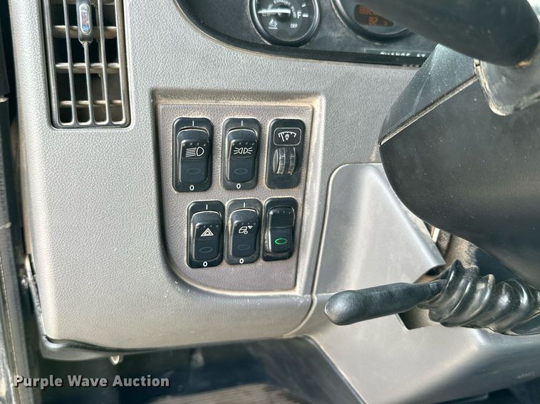 image for item KT9173 2012 Peterbilt 382  Crew Cab utility / service truck