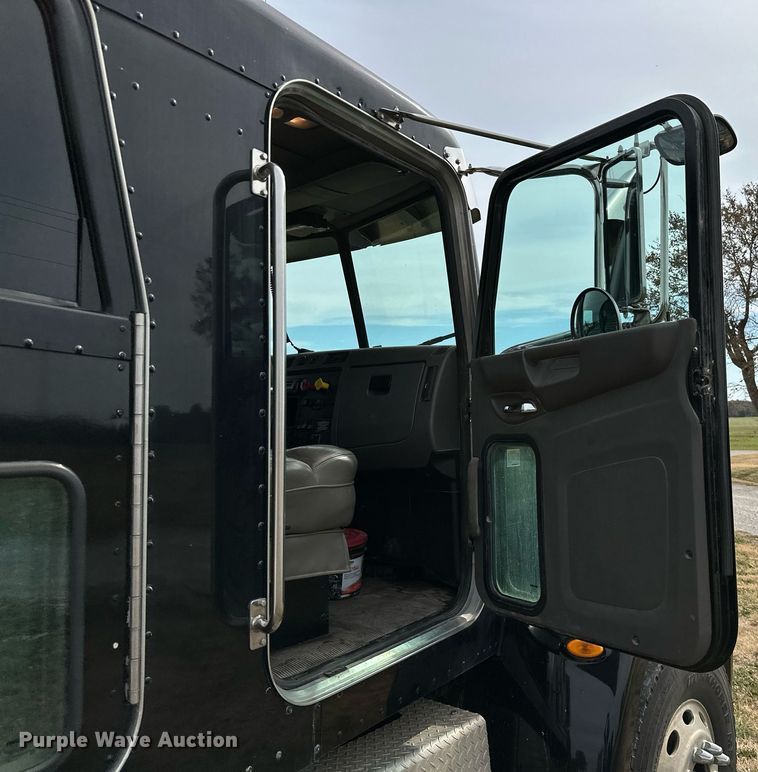 image for item KT9173 2012 Peterbilt 382  Crew Cab utility / service truck