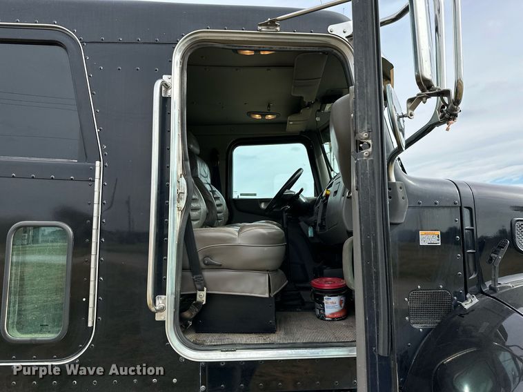 image for item KT9173 2012 Peterbilt 382  Crew Cab utility / service truck