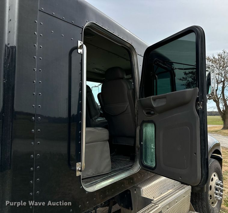 image for item KT9173 2012 Peterbilt 382  Crew Cab utility / service truck