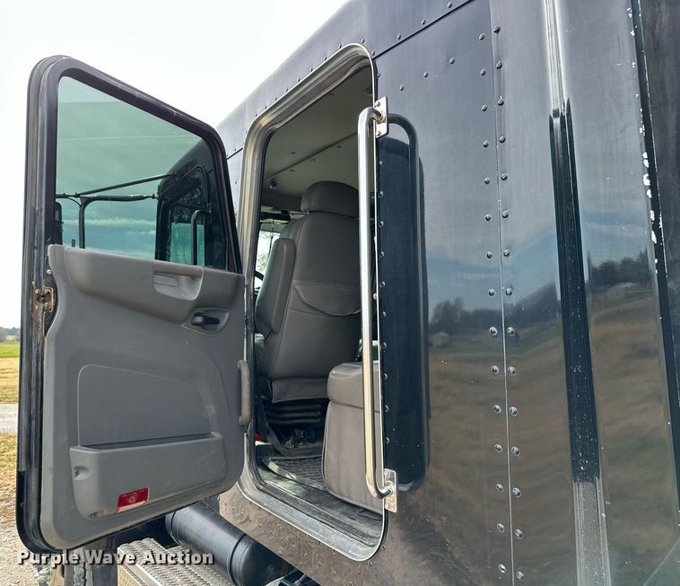 image for item KT9173 2012 Peterbilt 382  Crew Cab utility / service truck