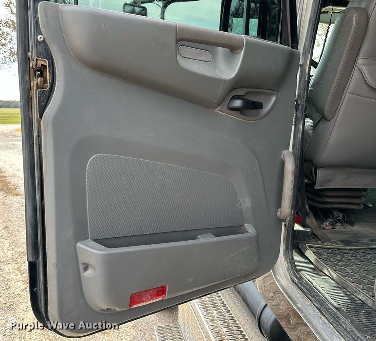 image for item KT9173 2012 Peterbilt 382  Crew Cab utility / service truck