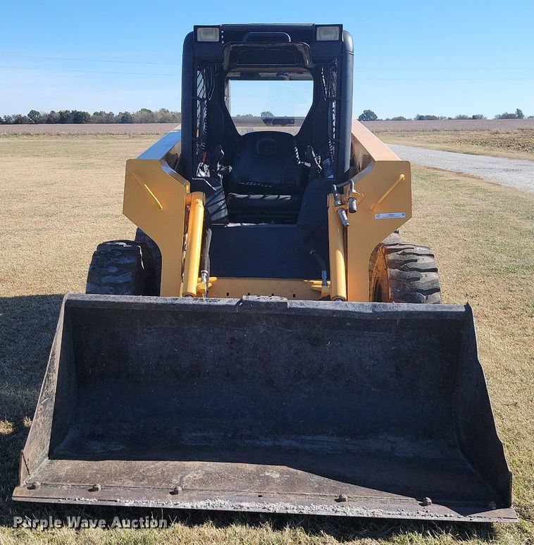 image for item LD9040 2005 John Deere 325  skid steer loader