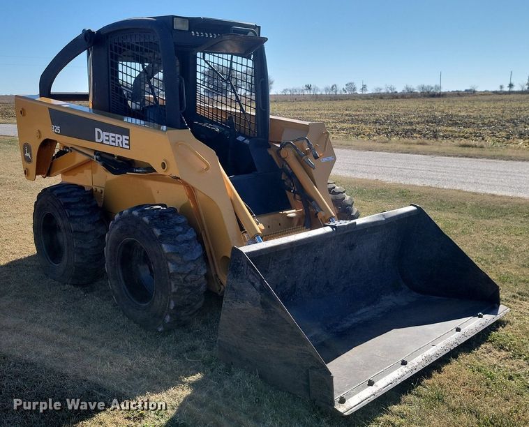 image for item LD9040 2005 John Deere 325  skid steer loader