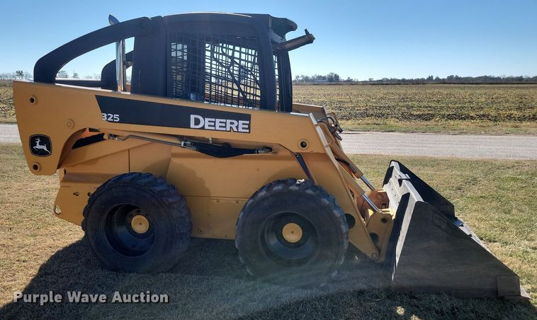 image for item LD9040 2005 John Deere 325  skid steer loader